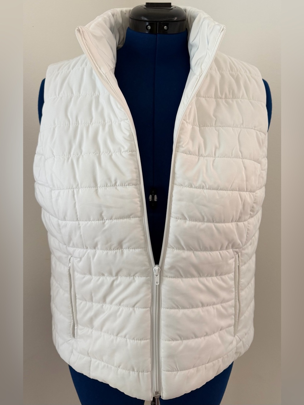 LOFT White Women’s Quilted Puffer Vest - Zipper Front. Size L